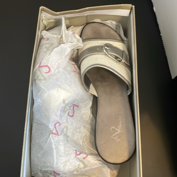 A2 wedge sandal with silver buckle on white linen sz 8 by Aerosoles. - Picture 8 of 8